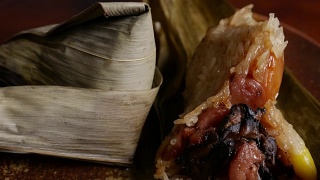 “粽子”或“bakang”，“bacang”是由糯米制成的中国传统食物视频素材模板下载