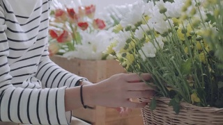 亚洲花匠在花店安排花束视频素材模板下载