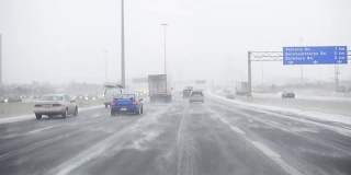 在暴风雪中驾驶，加拿大