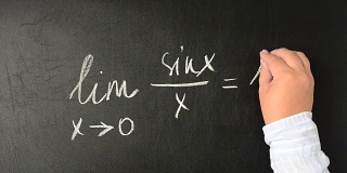 Lim函数。第一个重要的边界。数学分析。我们用粉笔在黑板上写字。