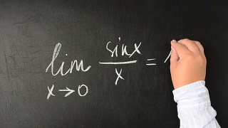 Lim函数。第一个重要的边界。数学分析。我们用粉笔在黑板上写字。视频素材模板下载