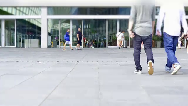 Wonderlust - City Breaks: 4K - Time lapse:一群人走在路上。zoomin风格。