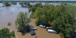 盘旋在洪水之上的房屋淹没了哥伦布，德克萨斯州的小镇海湾沿岸的破坏区域，飓风哈维路径的破坏。