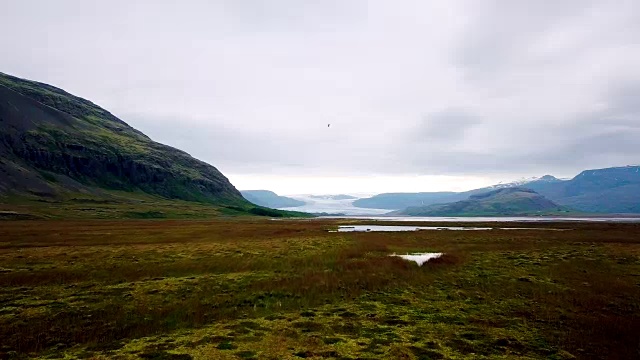 山上鸟瞰图与Vatnajokull冰川背景在冰岛