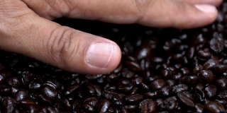 咖啡豆以慢动作倒入