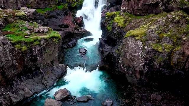 鸟瞰图拍摄的Sveinsstekksfoss瀑布在冰岛