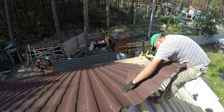 屋顶工人在屋顶上工作。