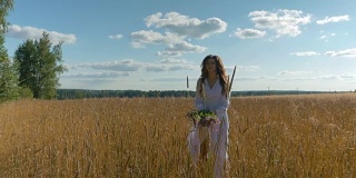 一个穿白衣服的女孩抛起野花，沿着麦田跑。