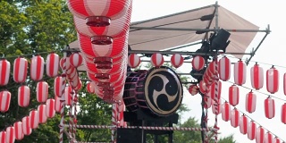 日本鼓太古在八黑的舞台上。纸红白灯笼乔钦风景为节日的盂兰盆