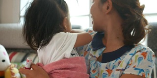 亚洲女婴与母亲拥抱