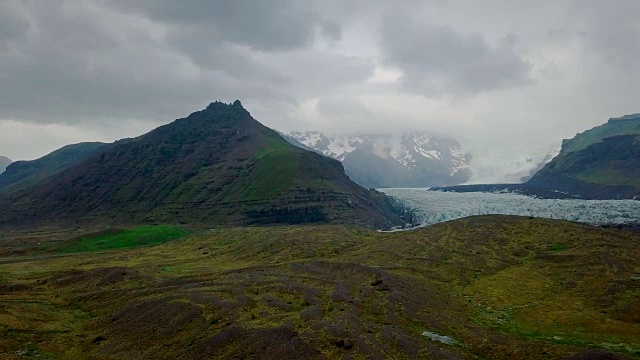 山上鸟瞰图与Vatnajokull冰川背景在冰岛