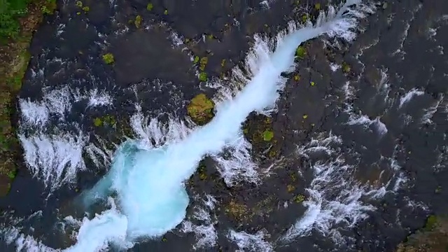 鸟瞰图美丽的Bruarfoss瀑布在冰岛