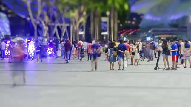 Wonderlust - City Breaks:4K - Time lapse:一群人走在路上。放大的风格。