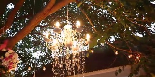 水晶花环吊灯在婚礼和派对上闪闪发光。假日装饰，乡村风格