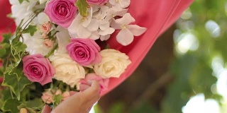 婚礼装饰设置。花商和装饰师制作的乡村花卉装饰与粉色玫瑰花卉组成的手。FullHD 1080 p全高清视频