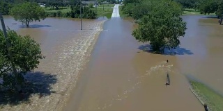 无人机拍摄的德克萨斯州一个小镇在暴雨和洪水中遭遇飓风哈维洪水后的低潮期