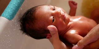 新生儿在浴缸中