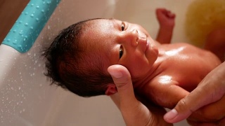 新生儿在浴缸中视频素材模板下载
