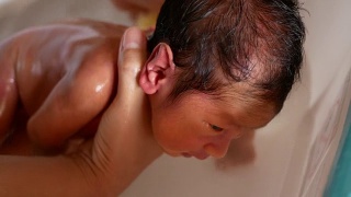 新生儿在浴缸中视频素材模板下载