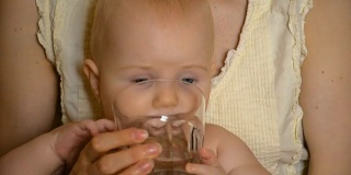 男婴喝水