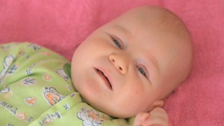 小婴儿在婴儿床里哭视频素材模板下载