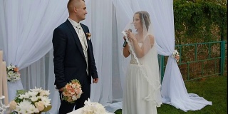 新娘在婚礼上宣读誓言