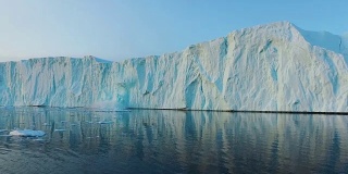 格陵兰岛北冰洋上的冰山融化入海