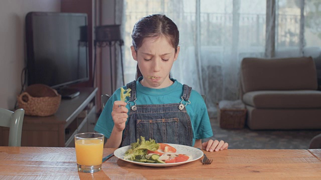 儿童营养-女孩拒绝吃健康食品