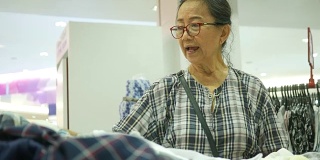 亚洲老年女性在购物中心购物