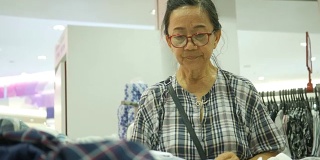 亚洲老年女性在购物中心购物