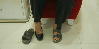 亚洲资深女性正在店里试穿新鞋