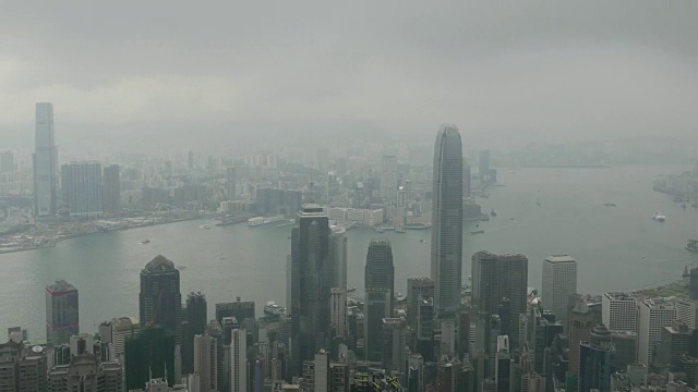 时光之城在烟雾和黑暗中被大雾笼罩/中国香港，潘离开了。