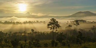 4K时间流逝(多莉拍摄)，日出和山上的雾与戏剧性的天空。