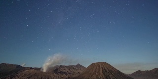 4K时间延时(摄影)，美丽的银河在山，印度尼西亚。