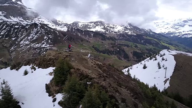 空中360视角的山地自行车在山顶