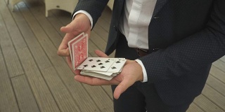 魔术师用扑克牌展示焦点