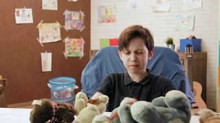 愤怒的男孩在房间里乱扔玩具，显示了他的愤怒视频素材模板下载