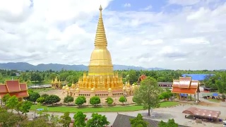 鸟瞰图Wat Prabudhabaht Huay tom Lamphun省的地标泰国视频素材模板下载