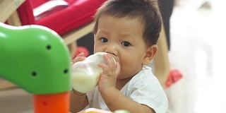 亚洲婴儿喝牛奶