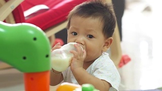亚洲婴儿喝牛奶视频素材模板下载