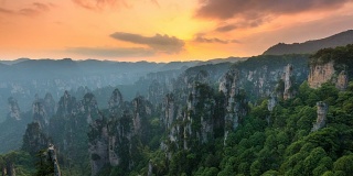 日落时分的张家界国家森林公园，武陵源，中国湖南