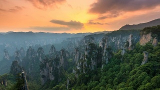 日落时分的张家界国家森林公园，武陵源，中国湖南视频素材模板下载