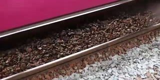 火车通过铁轨的特写。