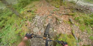 山地车骑下坡的视频