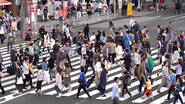 慢镜头——人群在人行横道上行走