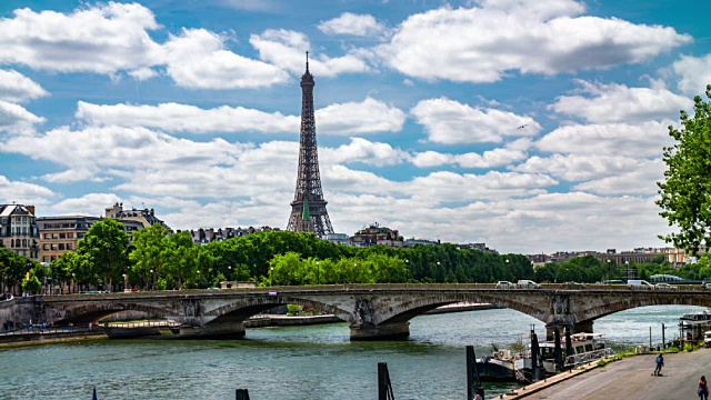 埃菲尔铁塔和塞纳，巴黎，法国- 4K城市景观，风景和建立者