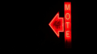 孤独发光的汽车旅馆标志红色霓虹灯动画乡村视频素材模板下载