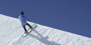 慢动作:年轻的极限职业滑雪板跳高在半管雪公园