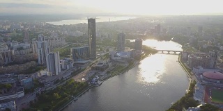 鸟瞰城市，现代建筑，城市河流。美丽的城市鸟瞰图。从上面俯瞰现代化的大城市中心