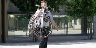 在城市里背着自行车的嬉皮士